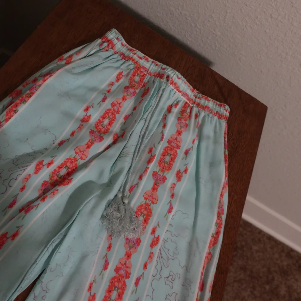 Long Relaxed Fit Drawstring Pants - Picture 2 of 5